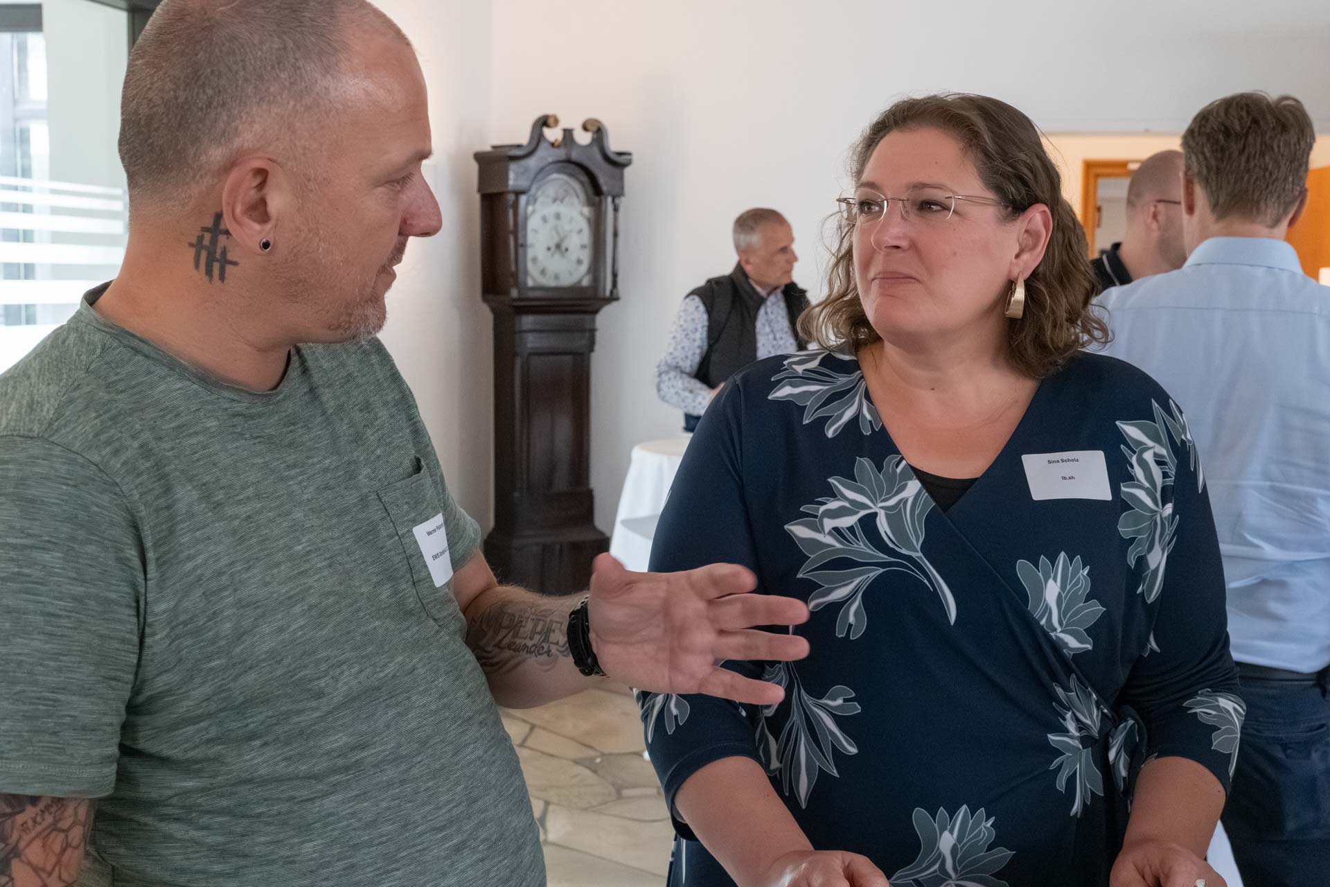 Ein Mann und eine Frau im Gespräch
